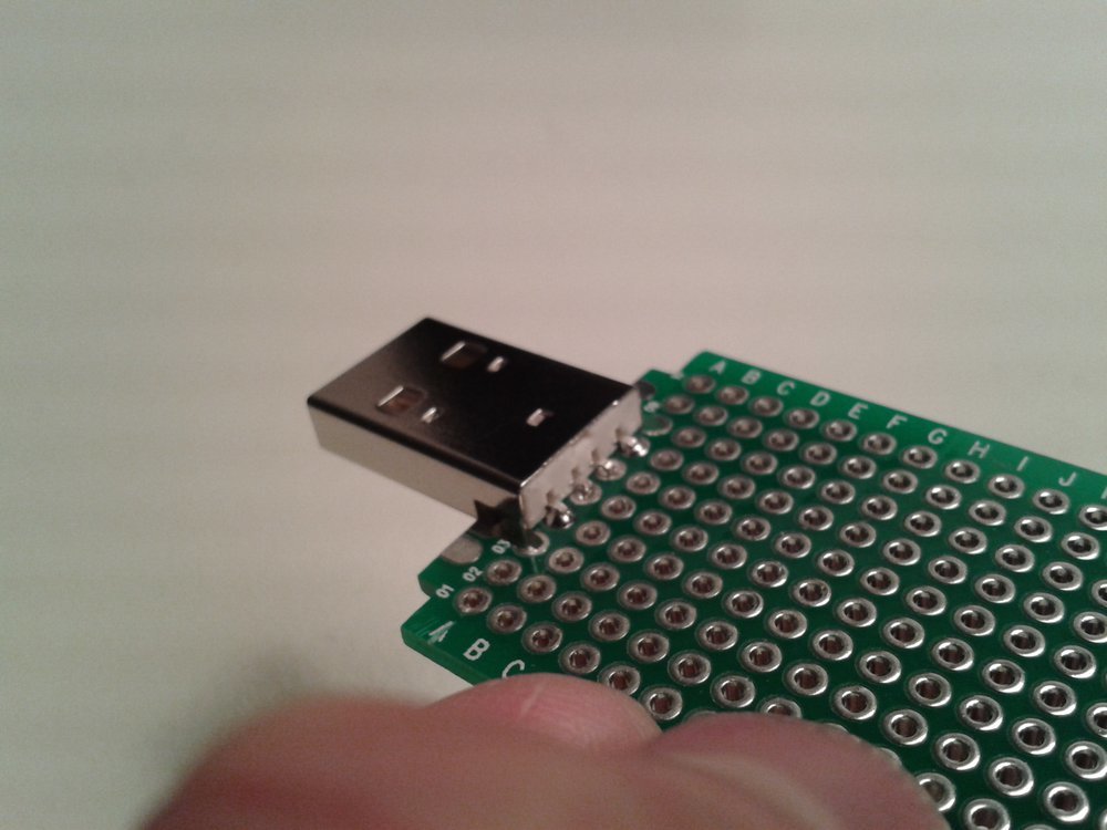 Angelöteter USB-Stecker auf Leiterplatte - Oberseite